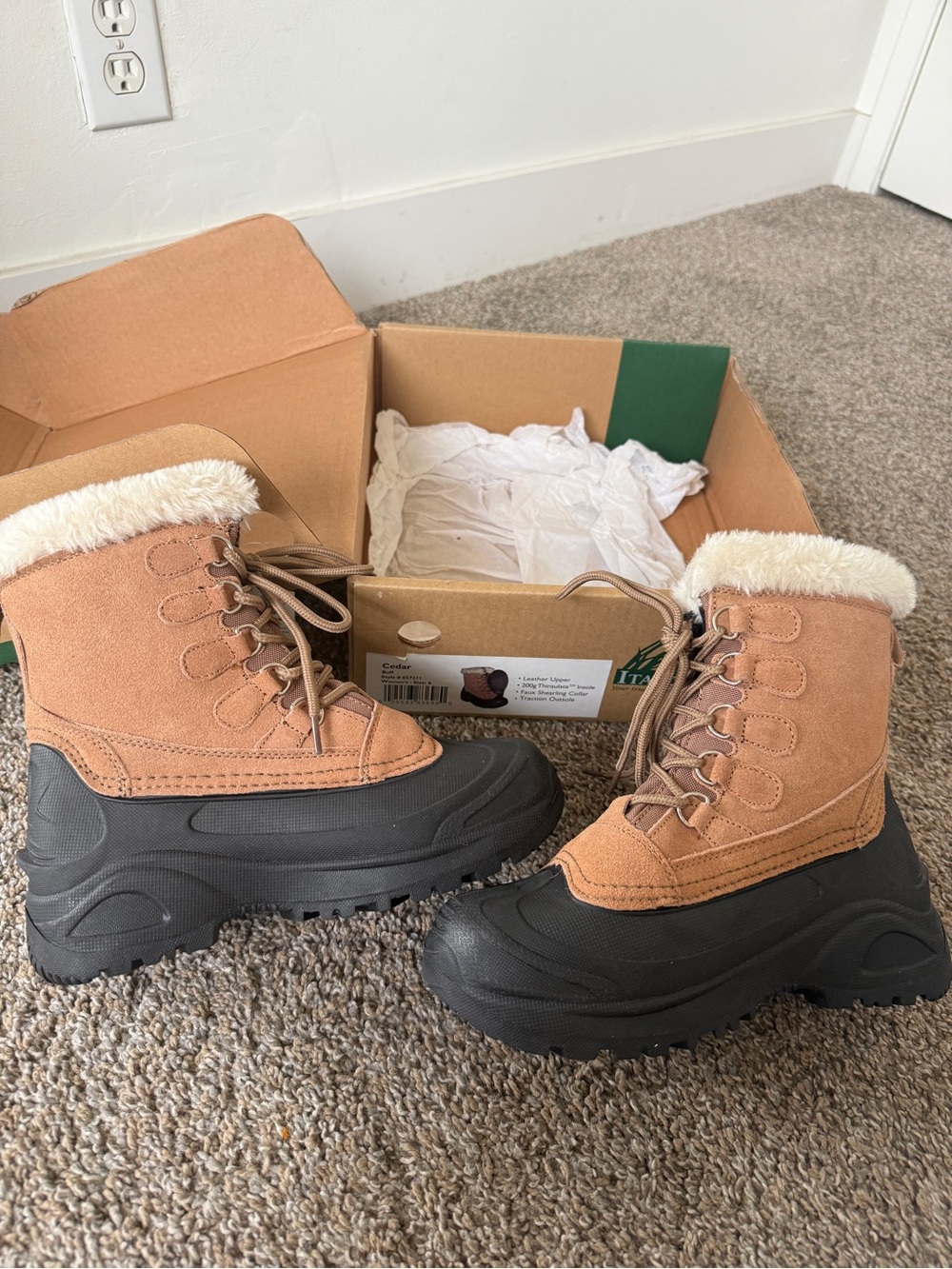 Itasca Snow Shoes NWT